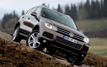 Мощный Volkswagen Touareg покоряет препятствие под большим углом